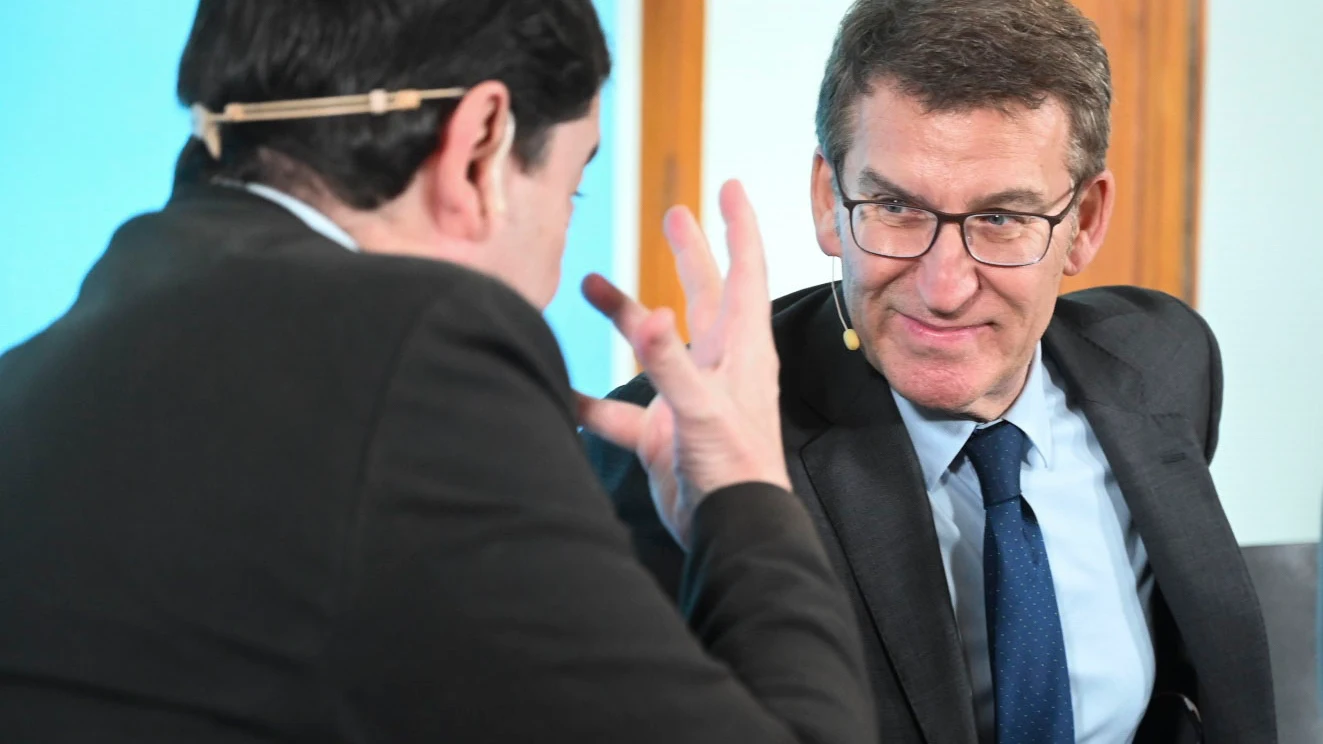 El presidente del PP, Alberto Núñez Feijóo, y el presidente de Castilla y León, Alfonso Fernández Mañueco, participan en un coloquio sobre Educación este miércoles en León. 