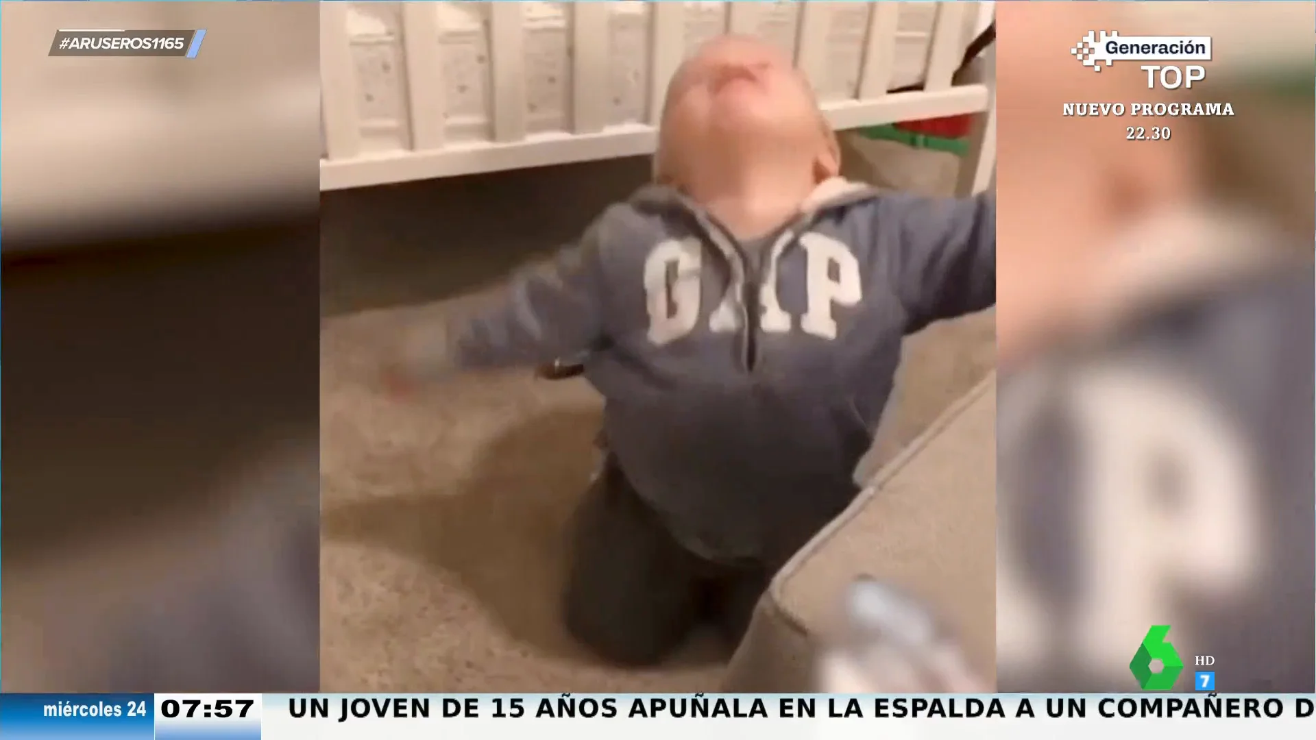 El divertido juego de un bebé con su padre a lo 'Star Wars': así reacciona el niño cuando le dan con la espada láser