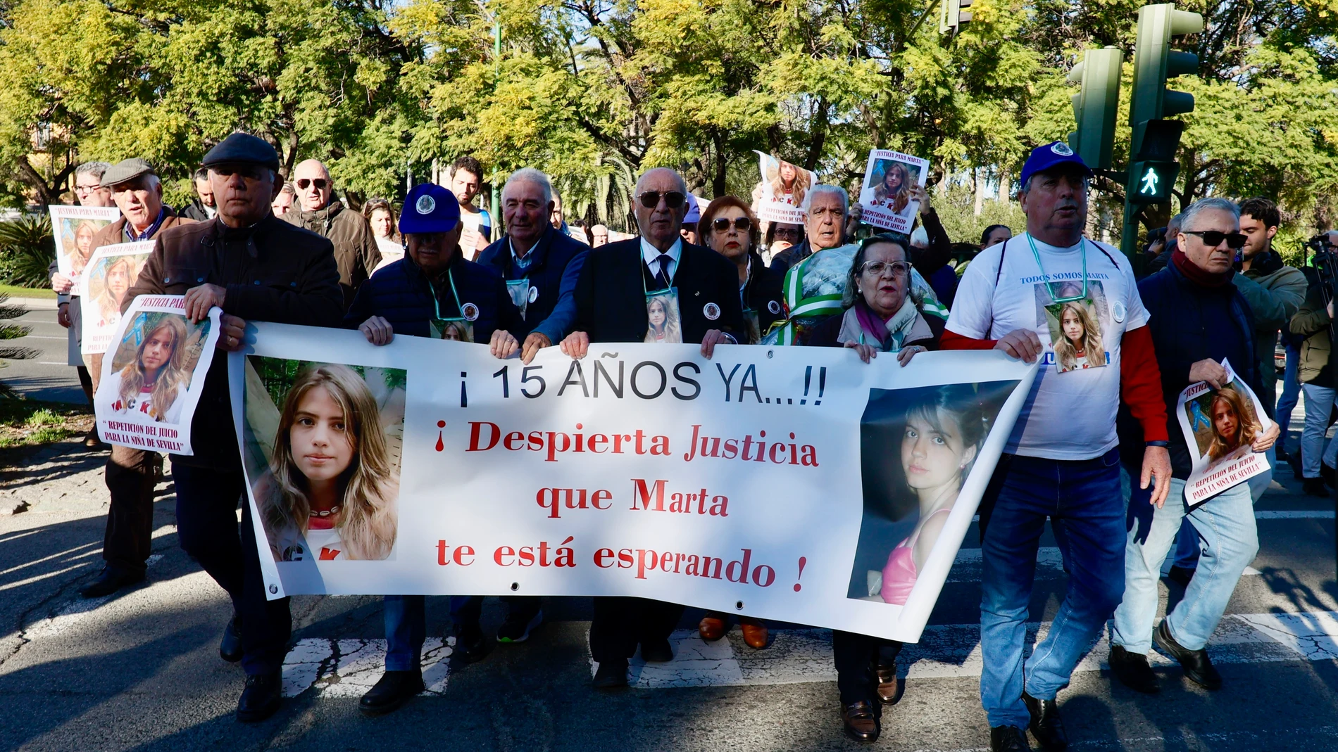 Familiares y amigos de Marta del Castillo se concentran este miércoles ante las puertas de la Audiencia de Sevilla.