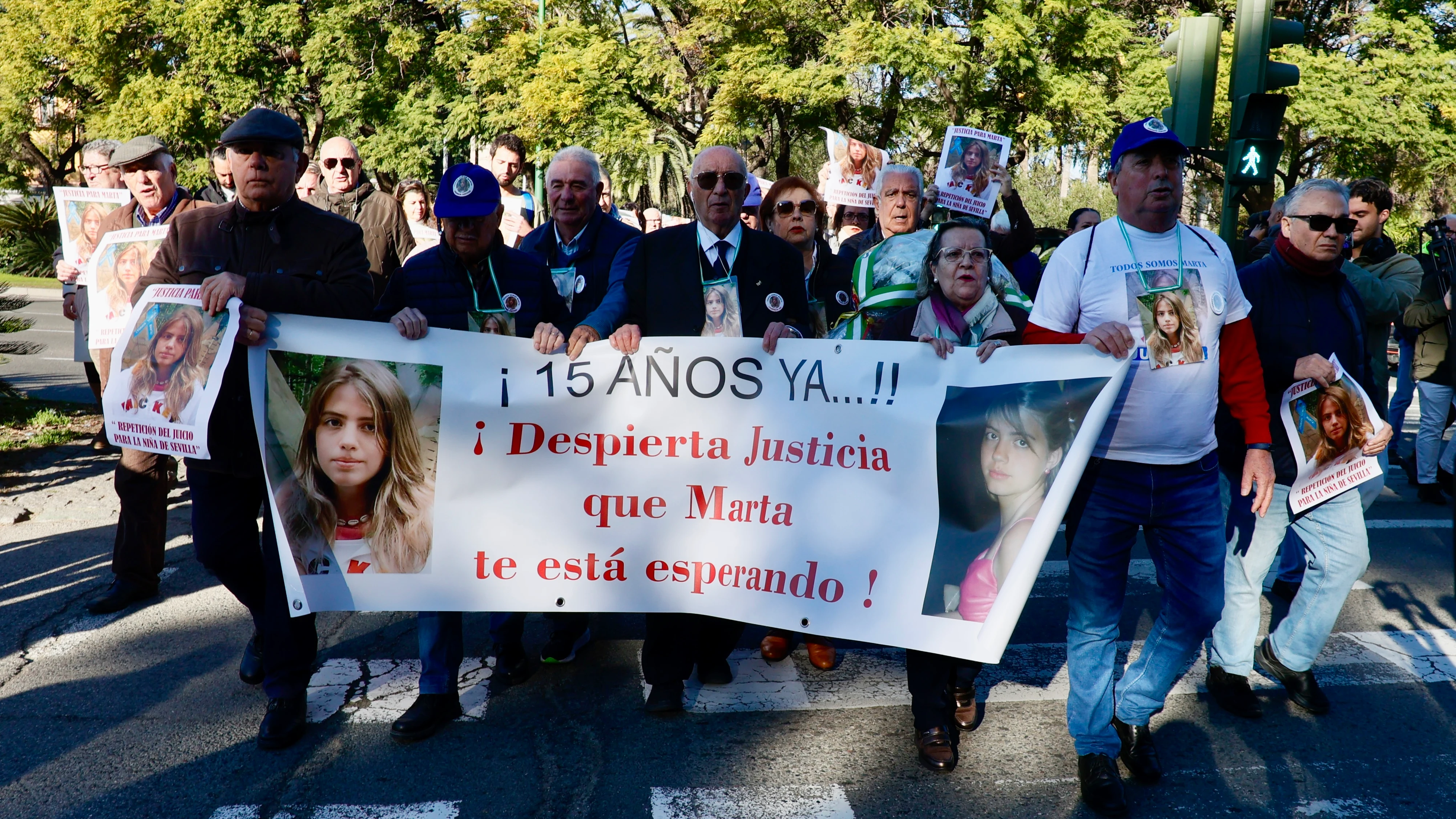 Familiares y amigos de Marta del Castillo se concentran este miércoles ante las puertas de la Audiencia de Sevilla.