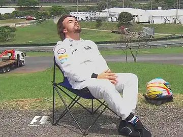 Fernando Alonso tumbado tomando el sol