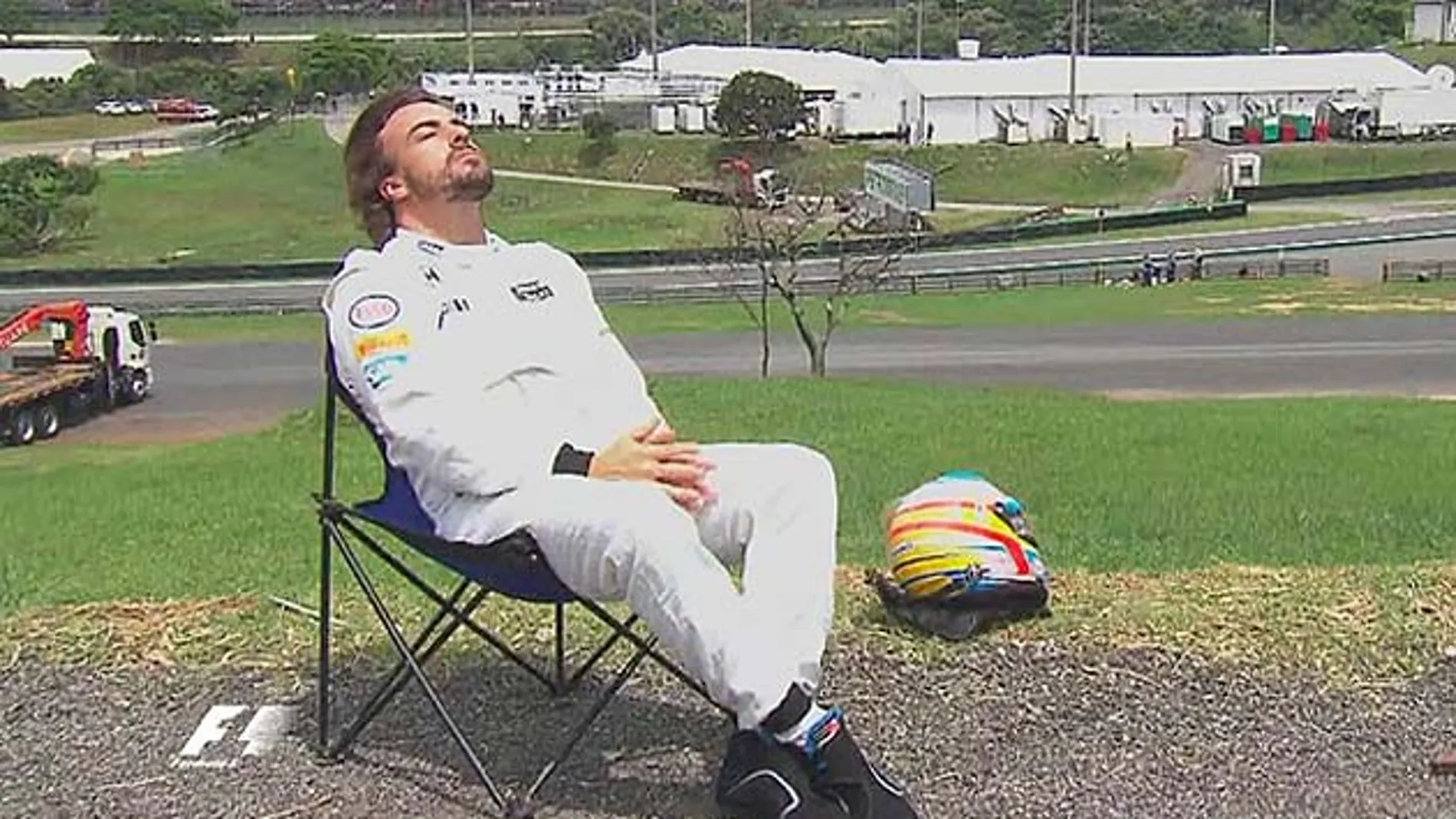 Fernando Alonso tumbado tomando el sol