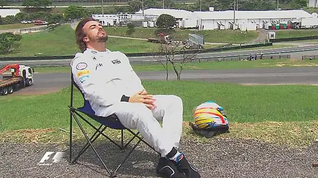 Fernando Alonso tumbado tomando el sol