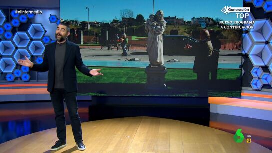 "Igual no asciende a los cielos, pero va a volar de los estantes", comenta Dani Mateo sobre la estatua de Santa Teresa de Calcuta que ha comprado la Asociaci&oacute;n de Familias Numerosas de Las Rozas y el Ayuntamiento ha colocado en una rotonda.