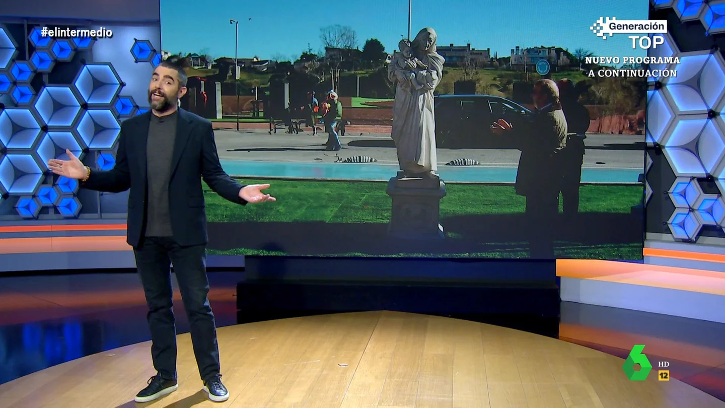 Dani Mateo alucina con la estatua de Teresa de Calcuta de Las Rozas comprada en un supermercado "Igual no asciende a los cielos, pero va a volar de los estantes", comenta Dani Mateo sobre la estatua de Santa Teresa de Calcuta que ha comprado la Asociación de Familias Numerosas de Las Rozas y el Ayuntamiento ha colocado en una rotonda.