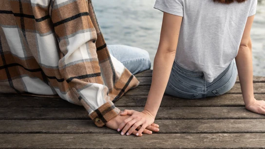 Una pareja cogida de la mano Una pareja cogida de la mano
