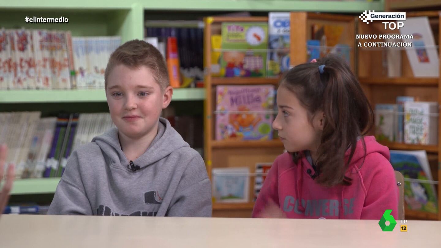 Thais Villas pregunta a un grupo de ni&ntilde;os y ni&ntilde;as sobre el humor en su colegio. &iquest;Se r&iacute;en all&iacute;? &iquest;Qu&eacute; es lo m&aacute;s divertido que les ha pasado? &iquest;Cu&aacute;l es su compa&ntilde;ero m&aacute;s gracioso? &iquest;Y su profesor? Sus divertidas respuestas, en este v&iacute;deo de El Intermedio.