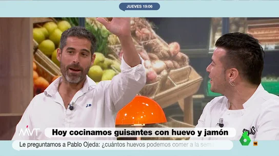 ¿Cuántos huevos podemos comer a la semana? Pablo Ojeda resuelve el debate "con más controversia" En plena receta de guisantes con jamón y huevo poché junto al chef estrella Michelin Carlos Maldonado, Pablo Ojeda desmonta mitos sobre el huevo y en este vídeo afirma rotundo: "Tus seis o siete huevos por semana, tranquilamente".