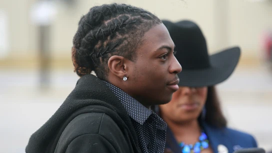 Darryl George, el joven expulsado del instituto en EEUU por llevar el pelo largo Darryl George, el joven expulsado del instituto en EEUU por llevar el pelo largo