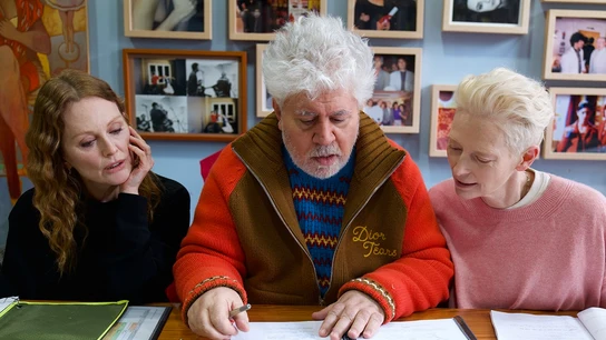 Pedro Almodóvar junto con Julianne Moore, a su izquierda, y con Tilda Swinton, a su derecha. Pedro Almodóvar junto con Julianne Moore, a su izquierda, y con Tilda Swinton, a su derecha.