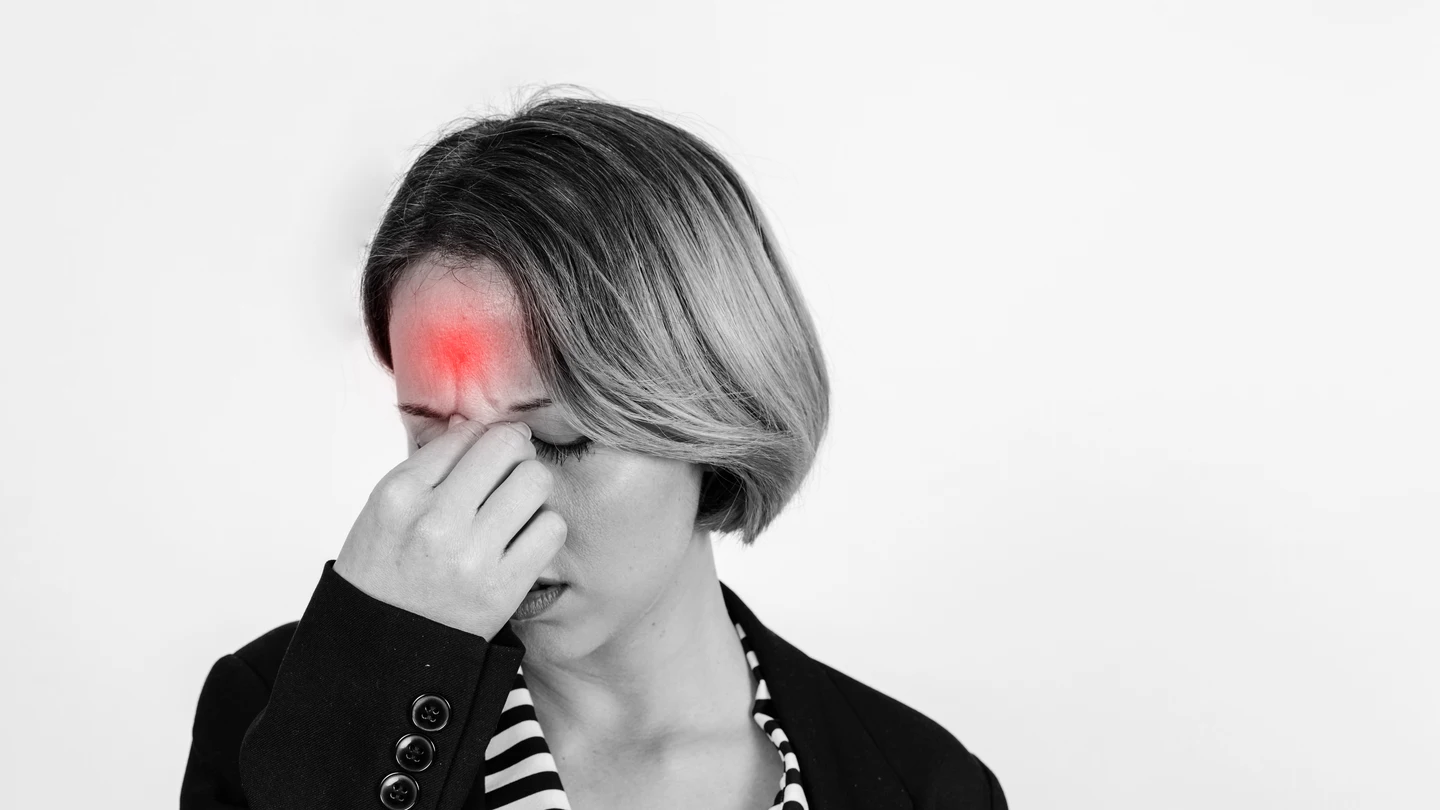 Una mujer con dolor de cabeza. Una mujer con dolor de cabeza.