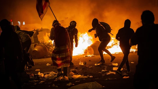 Manifestantes frente a una hoguera durante los disturbios en la Plaza de Urquinaona, en Barcelona a 18 de octubre de 2019. Manifestantes frente a una hoguera durante los disturbios en la Plaza de Urquinaona, en Barcelona a 18 de octubre de 2019.