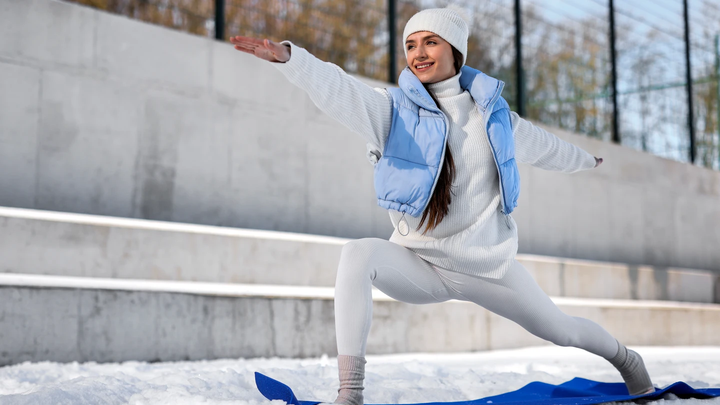 Una mujer haciendo ejercicio y deporte en un día frío Una mujer haciendo ejercicio y deporte en un día frío