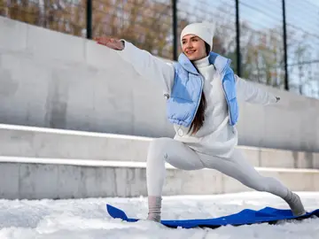 Una mujer haciendo ejercicio y deporte en un día frío