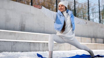 Una mujer haciendo ejercicio y deporte en un día frío