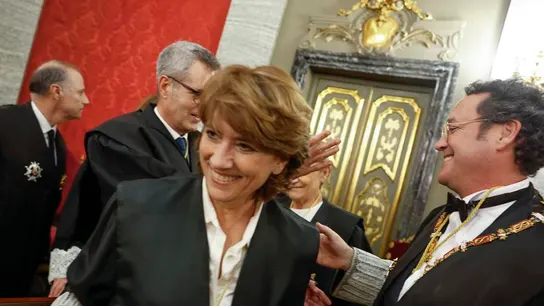 l fiscal general del Estado, Álvaro García Ortiz (d), es felicitado tras tomar posesión de su cargo después de ser reelegido, ante la fiscal Dolores Delgado l fiscal general del Estado, Álvaro García Ortiz (d), es felicitado tras tomar posesión de su cargo después de ser reelegido, ante la fiscal Dolores Delgado/ EFE/ Javier Lizon /POOL