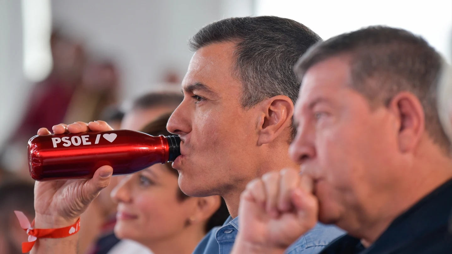 El presidente de Castilla-La Mancha, Emiliano García-Page, y el presidente del Gobierno, Pedro Sánchez. El presidente de Castilla-La Mancha, Emiliano García-Page, y el presidente del Gobierno, Pedro Sánchez.
