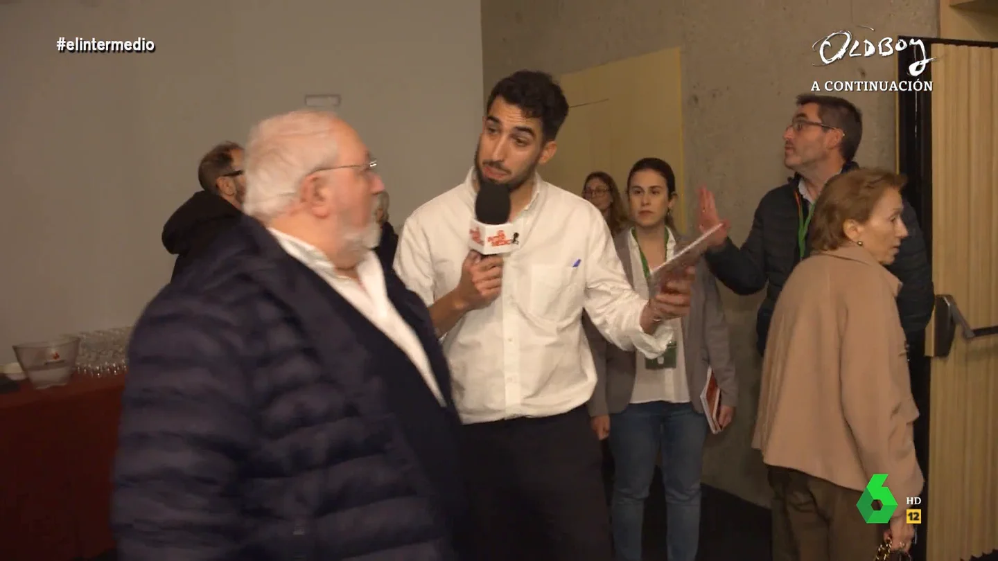 La confesión de un señor a Isma Juárez que asistía al foro sobre la amnistía: "Yo he venido por el vino" La confesión de un señor a Isma Juárez que asistía al foro sobre la amnistía: "Yo he venido por el vino"