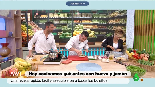 Rico y de temporada: Carlos Maldonado y Pablo Ojeda cocinan guisantes con jamón y huevo poché Carlos Maldonado y Pablo Ojeda se reúnen una semana más para cocinar una receta rica, sana y equilibrada. Junto a Cristina Pardo, explican en este vídeo de Más Vale Tarde cómo se cocina, y las propiedades, de los guisantes con jamón y huevo poché.