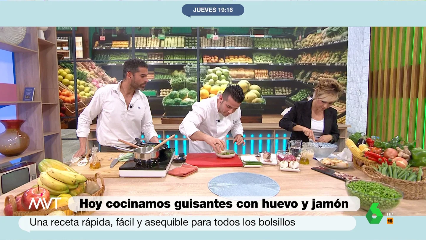 Rico y de temporada: Carlos Maldonado y Pablo Ojeda cocinan guisantes con jamón y huevo poché Carlos Maldonado y Pablo Ojeda se reúnen una semana más para cocinar una receta rica, sana y equilibrada. Junto a Cristina Pardo, explican en este vídeo de Más Vale Tarde cómo se cocina, y las propiedades, de los guisantes con jamón y huevo poché.