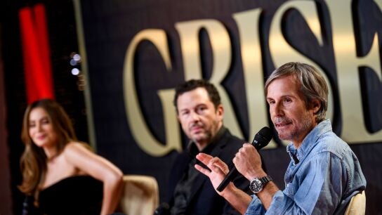 Los cocreadores de 'Griselda' y de 'Narcos' Andrés Baiz (dcha.) y Eric Newman junto a Sofía Vergara en la presentación en Madrid.