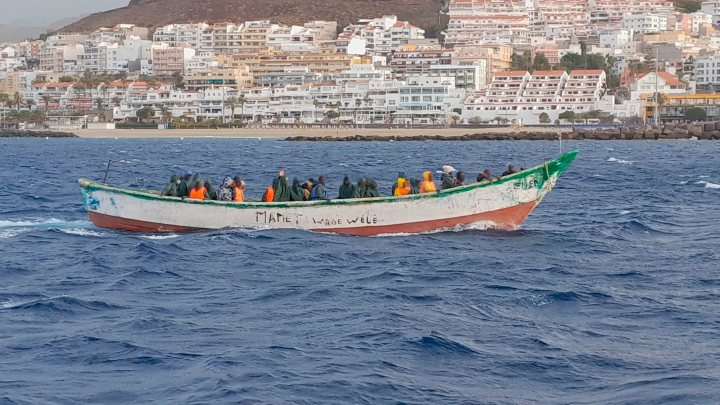 Llegada de una patera a la costa de Tenerife Llegada de una patera a la costa de Tenerife