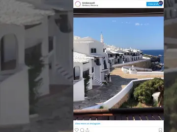 El pueblo de Menorca conocido como el "Mykonos español" por sus casas blancas y calas paradisiacas El pueblo de Menorca conocido como el "Mykonos español" por sus casas blancas y calas paradisiacas