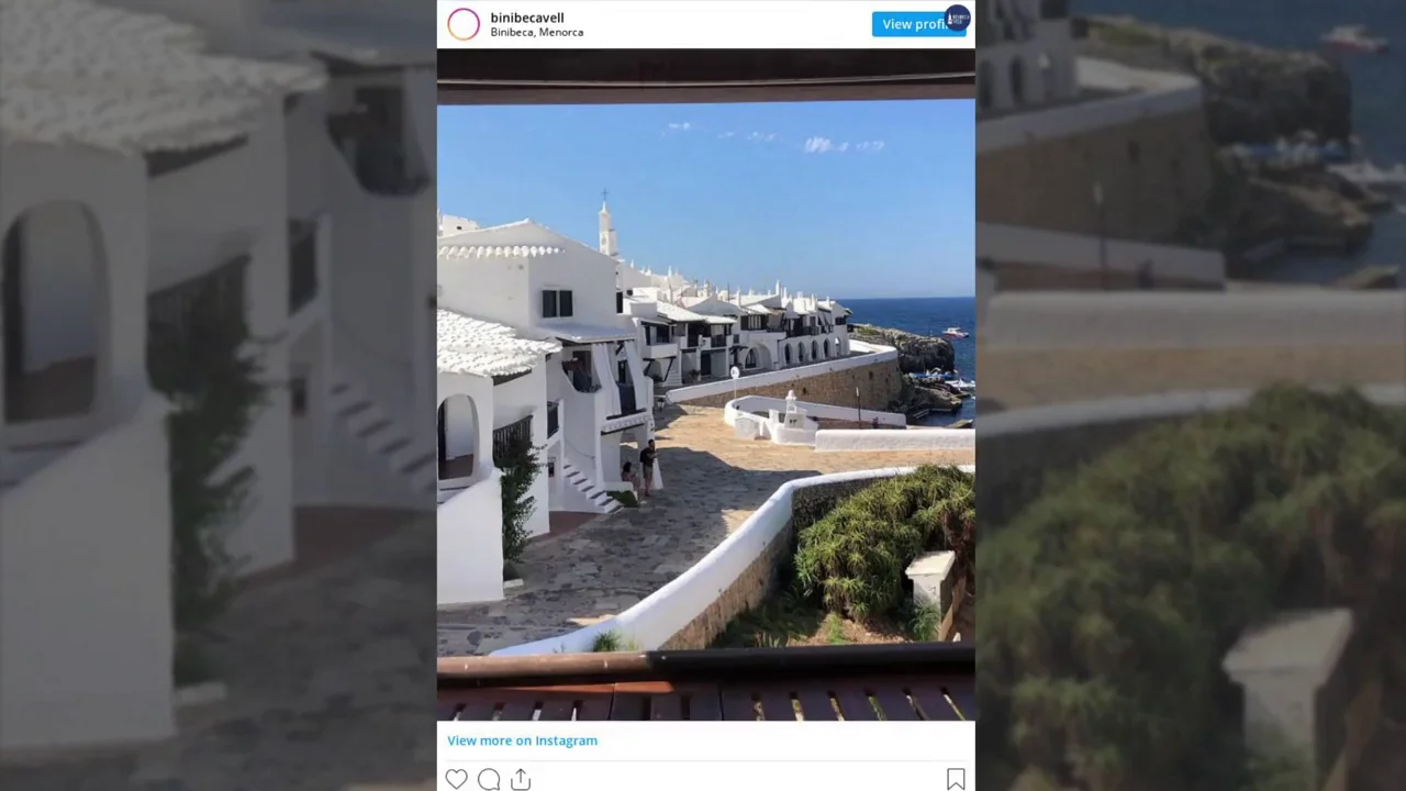 El pueblo de Menorca conocido como el "Mykonos espa&ntilde;ol" por sus casas blancas y calas paradisiacas