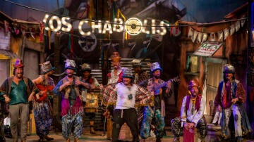 La chirigota 'Los Chabolis' durante un momento de su actuación en Concurso Oficial de Agrupaciones Carnavalescas en el último día de preliminares en el Gran Teatro Falla en Cádiz.