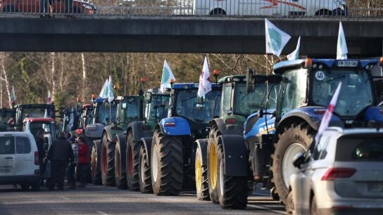 Las protestas de los agricultores franceses se han endurecido y han acabado cortando este viernes la autopista AP-7 en la Jonquera (Girona).
