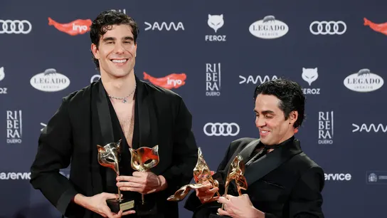 Javier Ambrossi y Javier Calvo posan con sus Premios Feroz por 'La Mesías' Javier Ambrossi y Javier Calvo posan con sus Premios Feroz por 'La Mesías'