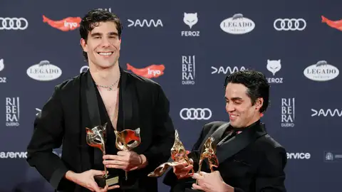 Javier Ambrossi y Javier Calvo posan con sus Premios Feroz por 'La Mesías'
