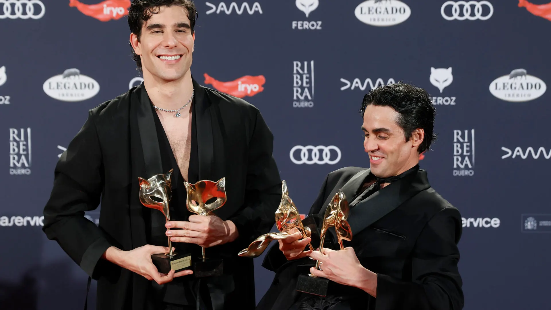 Javier Ambrossi y Javier Calvo posan con sus Premios Feroz por 'La Mesías'