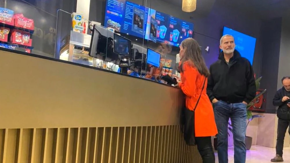 Felipe VI y la reina Letizia en un cine de Madrid