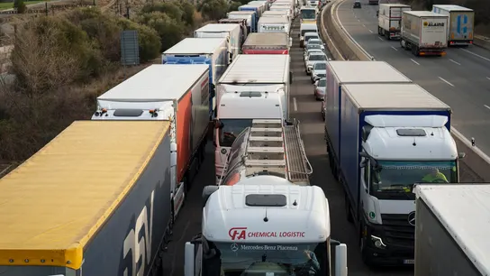 Las protestas de los agricultores franceses se han endurecido y han acabado cortando este viernes la autopista AP-7 en la Jonquera (Girona). Las protestas de los agricultores franceses se han endurecido y han acabado cortando este viernes la autopista AP-7 en la Jonquera (Girona).