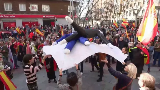 Manifestantes en la calle Ferra manteando dos muñecos que emulaban a Sánchez y Puigdemont Manifestantes en la calle Ferra manteando dos muñecos que emulaban a Sánchez y Puigdemont