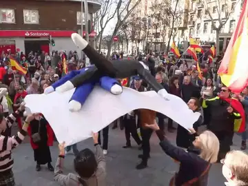 Manifestantes en la calle Ferra manteando dos muñecos que emulaban a Sánchez y Puigdemont