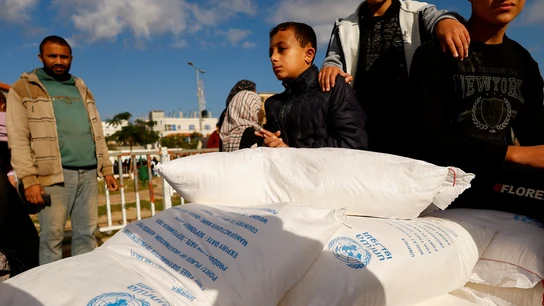 La UNRWA distribuye sacos de harina entre ciudadanos palestinos en Rafah, al sur de la Franja de Gaza, en una imagen de archivo La UNRWA distribuye sacos de harina entre ciudadanos palestinos en Rafah, al sur de la Franja de Gaza, en una imagen de archivo