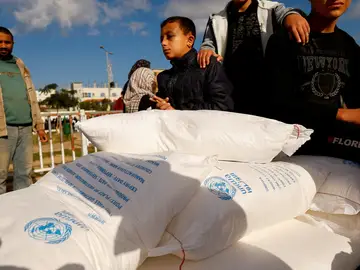 La UNRWA distribuye sacos de harina entre ciudadanos palestinos en Rafah, al sur de la Franja de Gaza, en una imagen de archivo