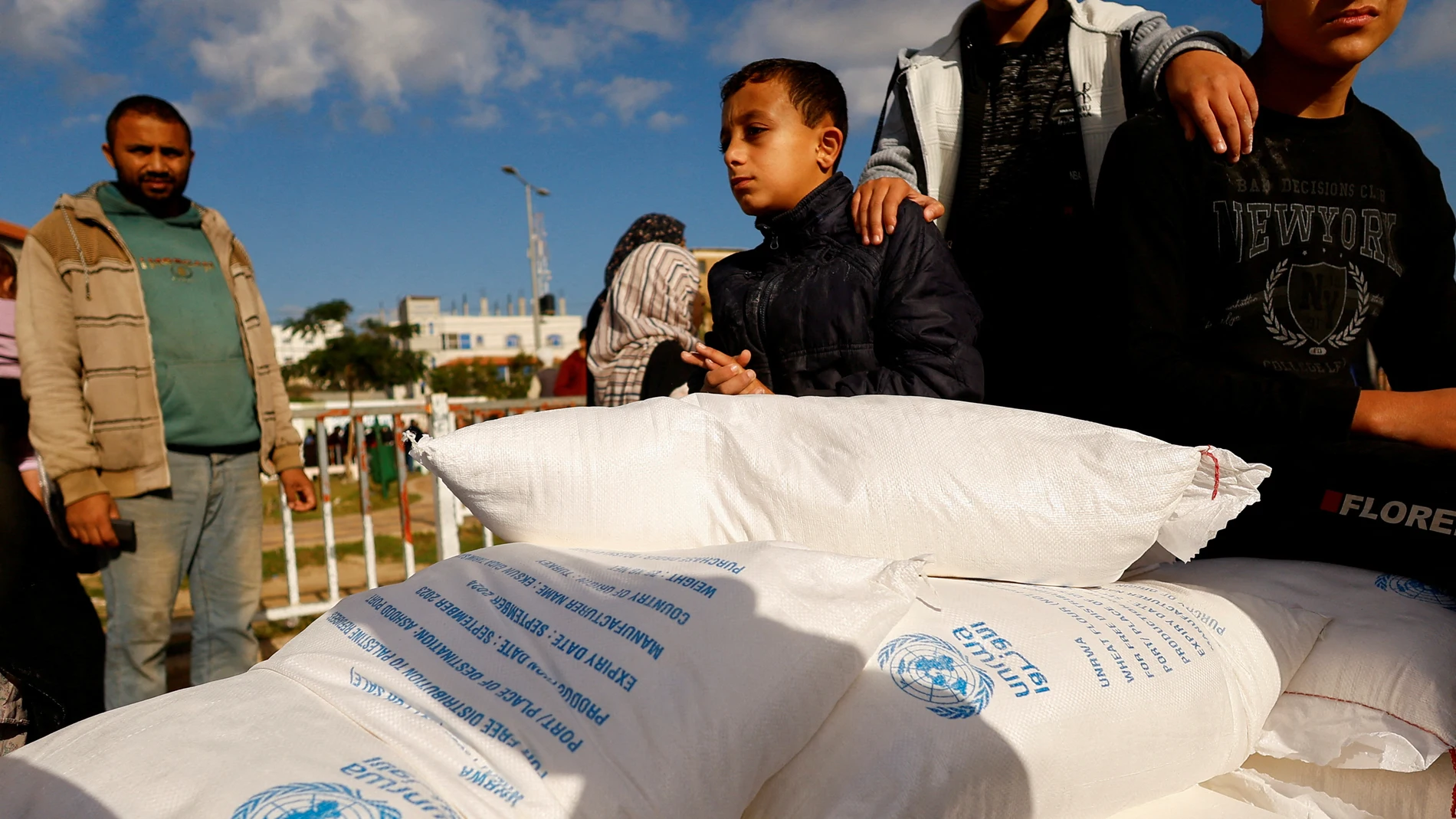 La UNRWA distribuye sacos de harina entre ciudadanos palestinos en Rafah, al sur de la Franja de Gaza, en una imagen de archivo