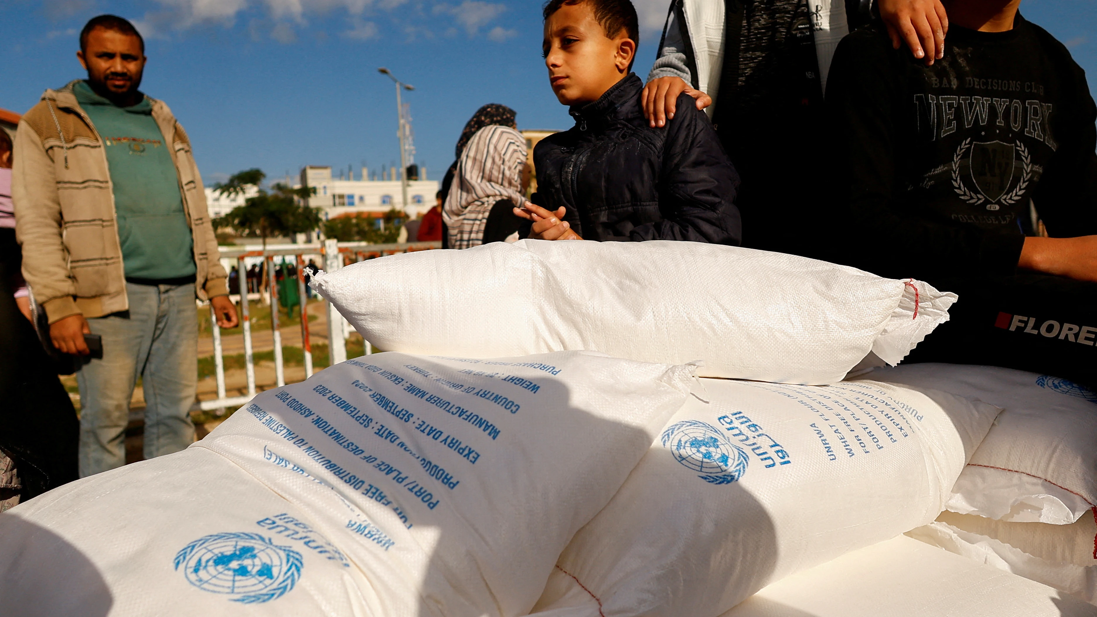 La UNRWA distribuye sacos de harina entre ciudadanos palestinos en Rafah, al sur de la Franja de Gaza, en una imagen de archivo