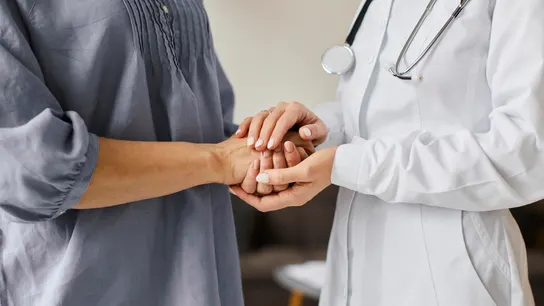 Dos mujeres agarradas de la mano, en apoyo contra el cáncer. Dos mujeres agarradas de la mano, en apoyo contra el cáncer.