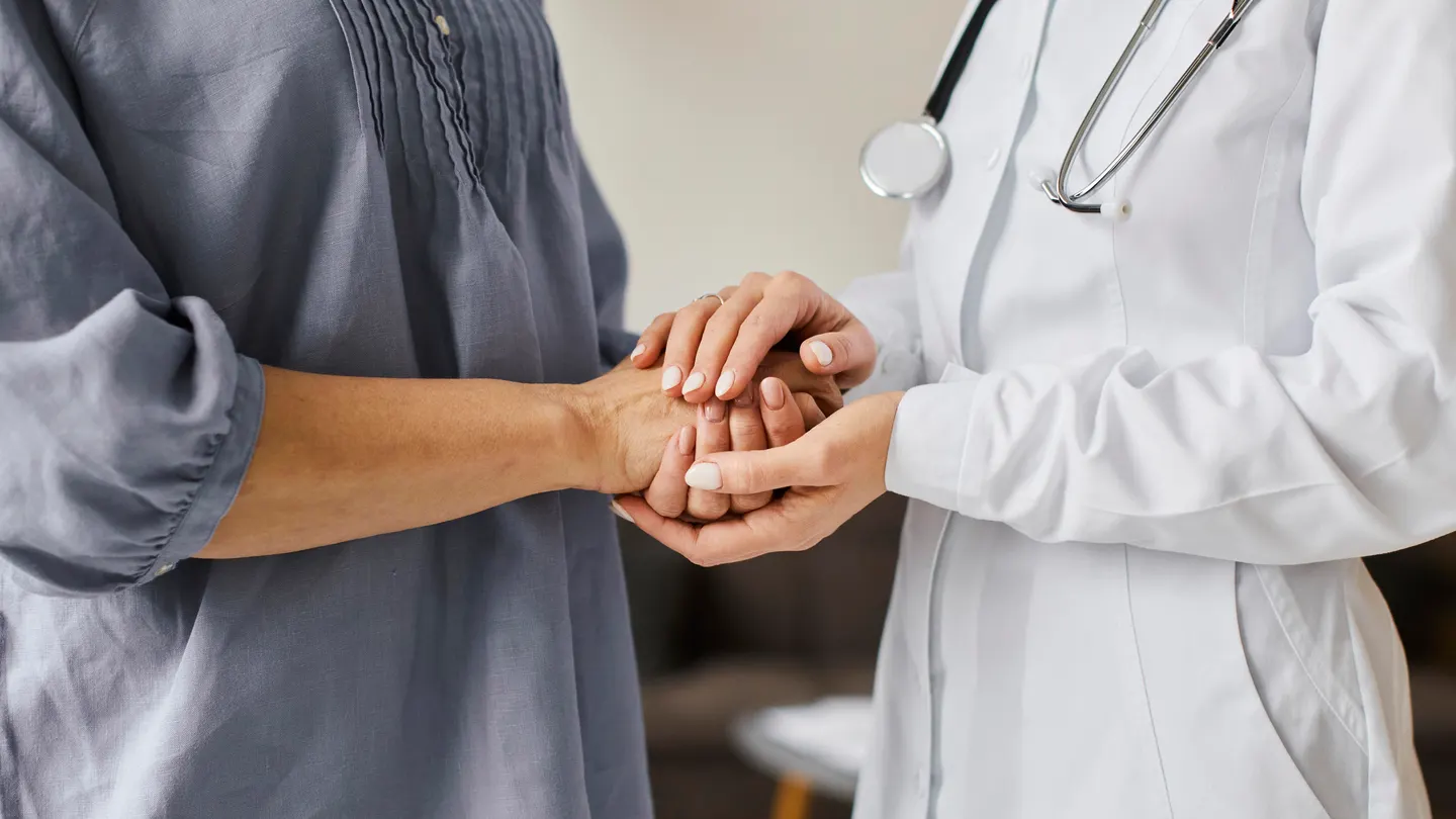 Dos mujeres agarradas de la mano, en apoyo contra el cáncer. Dos mujeres agarradas de la mano, en apoyo contra el cáncer.