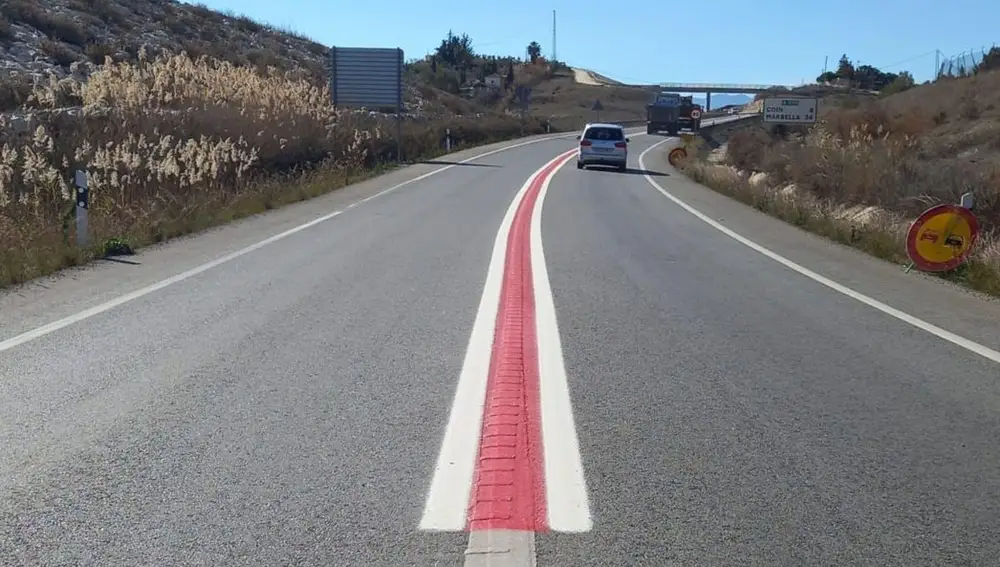 Línea roja en la A-355 de Málaga 