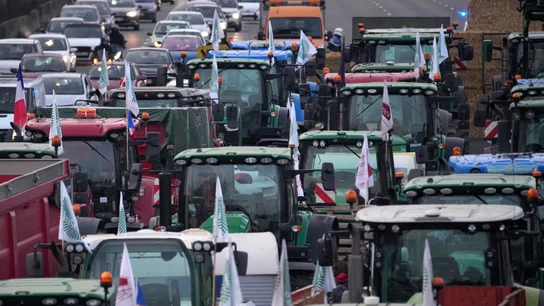 Agricultores franceses bloquean una carretera durante sus protestas Agricultores franceses bloquean una carretera durante sus protestas