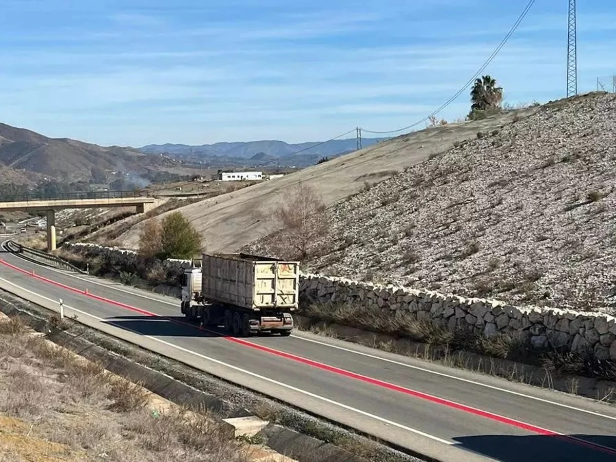 ¿Qué significa esta nueva y misteriosa línea roja continua que ha puesto en funcionamiento la DGT? 3 Merca2.es Una nueva señalización de la DGT para avisar a los conductores de la peligrosidad de la vía