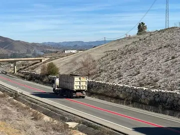 La línea roja que puedes encontrarte en carretera: qué significa y porqué deberías extremar la precaución La línea roja que puedes encontrarte en carretera: qué significa y porqué deberías extremar la precaución