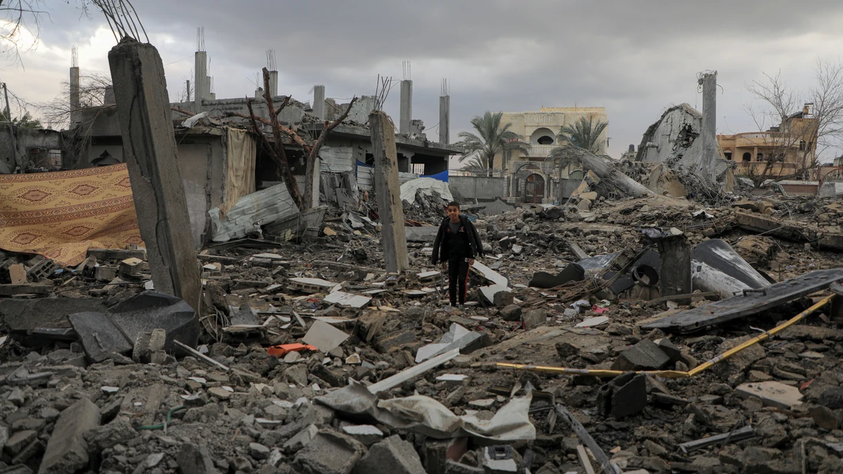 They denounce that the Israeli Army keeps a girl trapped in the vehicle where an attack has killed her family They denounce that the Israeli Army keeps a girl trapped in the vehicle where an attack has killed her family