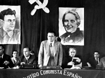 Santiago Carrilo, en el centro, y otros miembros del Partido Comunista de España en los años del franquismo