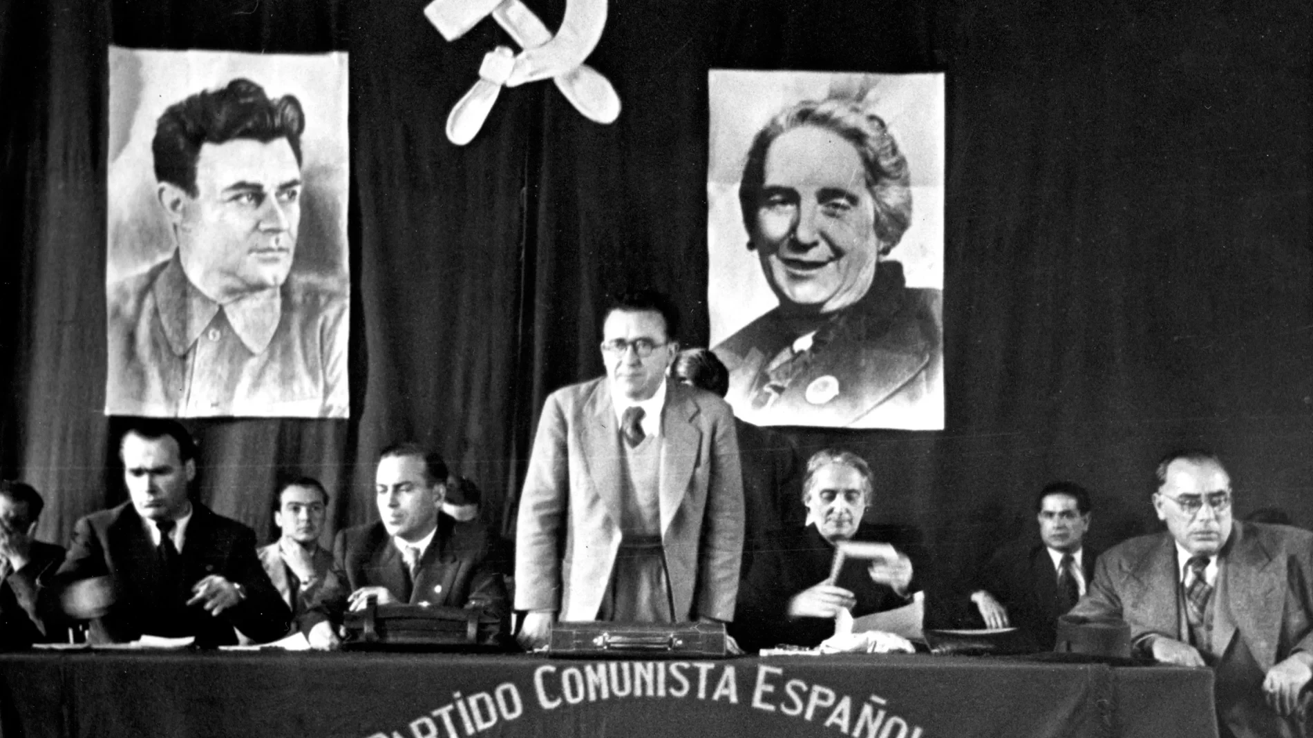 Santiago Carrilo, en el centro, y otros miembros del Partido Comunista de España en los años del franquismo